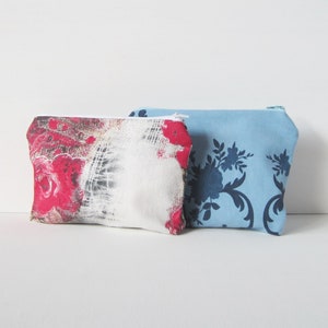 Duas clutches femininas com jeans estampado e tecido azul com flores, acessórios para colocar na bolsa, estojos para lápis, sachês para bolsa, presentes para ela, amiga