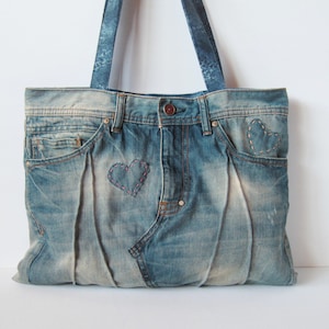 Handgemachte Tasche aus recyceltem Denim mit Herzen, Einzelstück, handgefertigt, lässiger und nachhaltiger Stil, besonderes Geschenk, kreatives Recycling