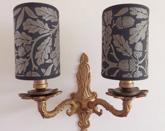 William Morris Pure Acorn Holzkohle / Gelb - Handgemachter, Kerzenclip-Halbschild-Lampenschirm für Wandleuchten