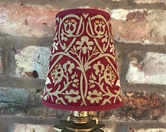 William Morris Snakeshead Claret - Kleiner handgefertigter Kerzenclip-Lampenschirm für Wandleuchten / Kronleuchter