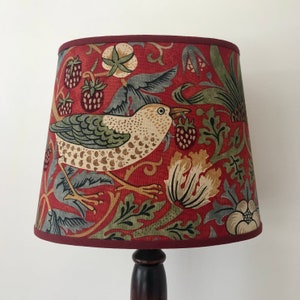 William Morris Strawberry Thief Crimson - Kleine handgemaakte ovale lampenkap tafellamp