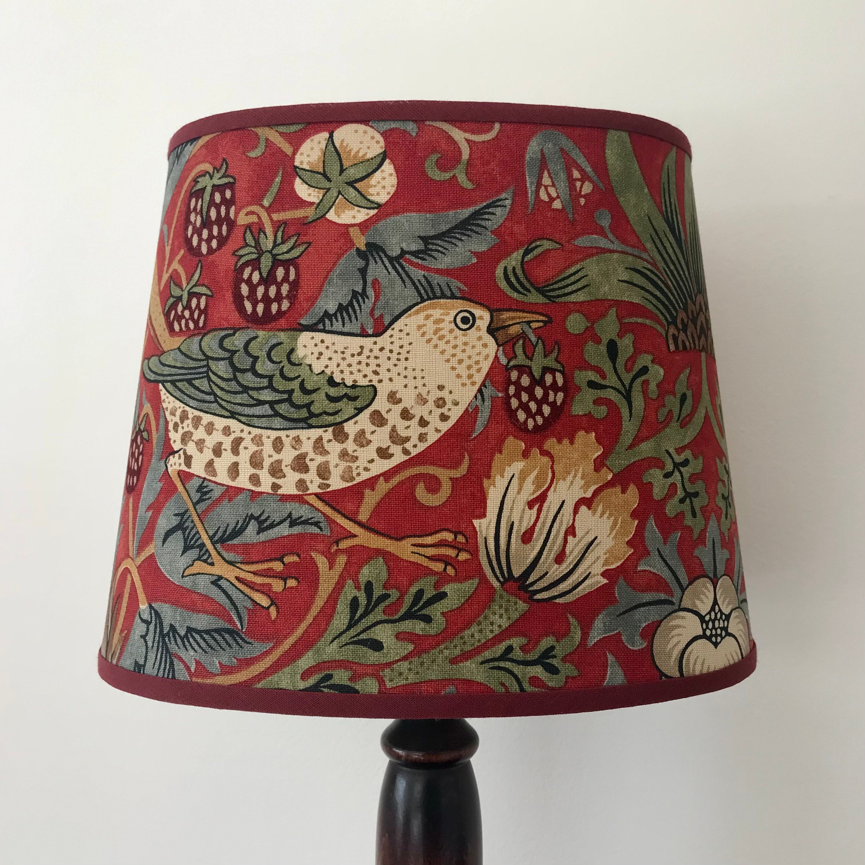 William Morris Strawberry Thief Crimson - Kleine handgefertigte ovale Lampenschirm-Tischlampe
