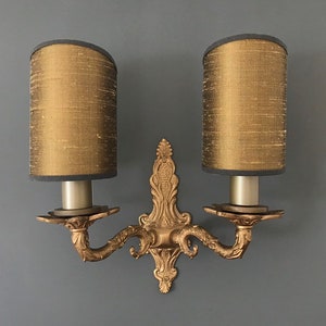 Pantalla de lámpara James Hare Orissa Silk Gilt, hecha a mano, con clip para velas, para apliques de pared.
