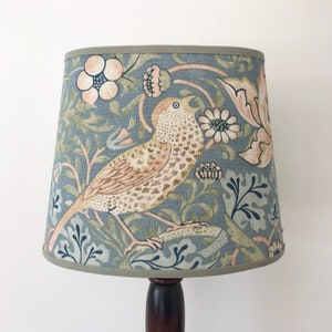 William Morris Strawberry Thief Slate - kleine handgemaakte ovale lampenkap tafellamp