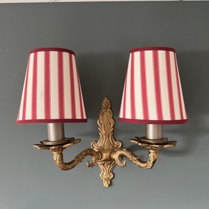 Pantalla clásica de peonía con rayas de Ian Mankin: pinza para vela hecha a mano para lámparas de pared o candelabros.