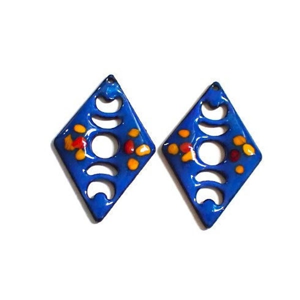 1 paire de breloques en losanges en cuivre émaillé à chaud, fond bleu avec éclats de verre de Murano jaune et range pour boucles d'oreilles