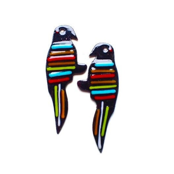 1 pair of parrot-shaped charms in hot-enamelled copper, black background with multicolored lines in Murano glass