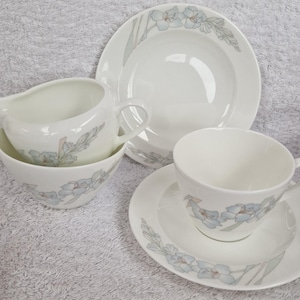 Wedgwood Bone China Teeservice im schönen Ice Flower Muster.  Bitte aus dem Dropdown-Menü auswählen.