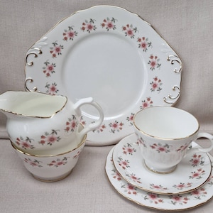 Vintage Crown Trent Fine Bone China Tee Artikel - Kleine rosa Blumen Muster - wählen Sie aus dem Dropdown-Menü