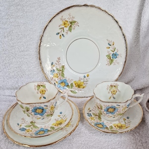 Antike Englische Bone China Teil Handgemalte Tee Elemente in Blau und Gelb Blumen Muster.  Bitte aus dem Dropdown-Menü auswählen.