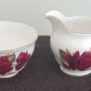 深紅のバラ模様の Royal Vale ミルク ジャグとシュガー ボウル。