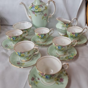 Juego de café de porcelana fina Paragon de 15 piezas - Verde pastel y flores primaverales