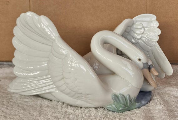 Nao by Lladro Large Figurine. -  Swan and Cygnet - Number 1358