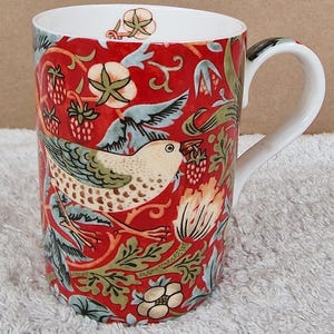 Taza Royal Worcester, William Morris - Strawberry Thief en rojo.