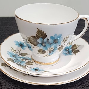 Trio de porcelana vintage Sutherland em lindo padrão de flores turquesa.