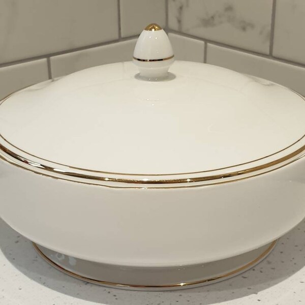 Vintage Deckel veg Tureen aus Duchess Bone China im klassischen Ascot Muster.  Datum aus den 1970er Jahren