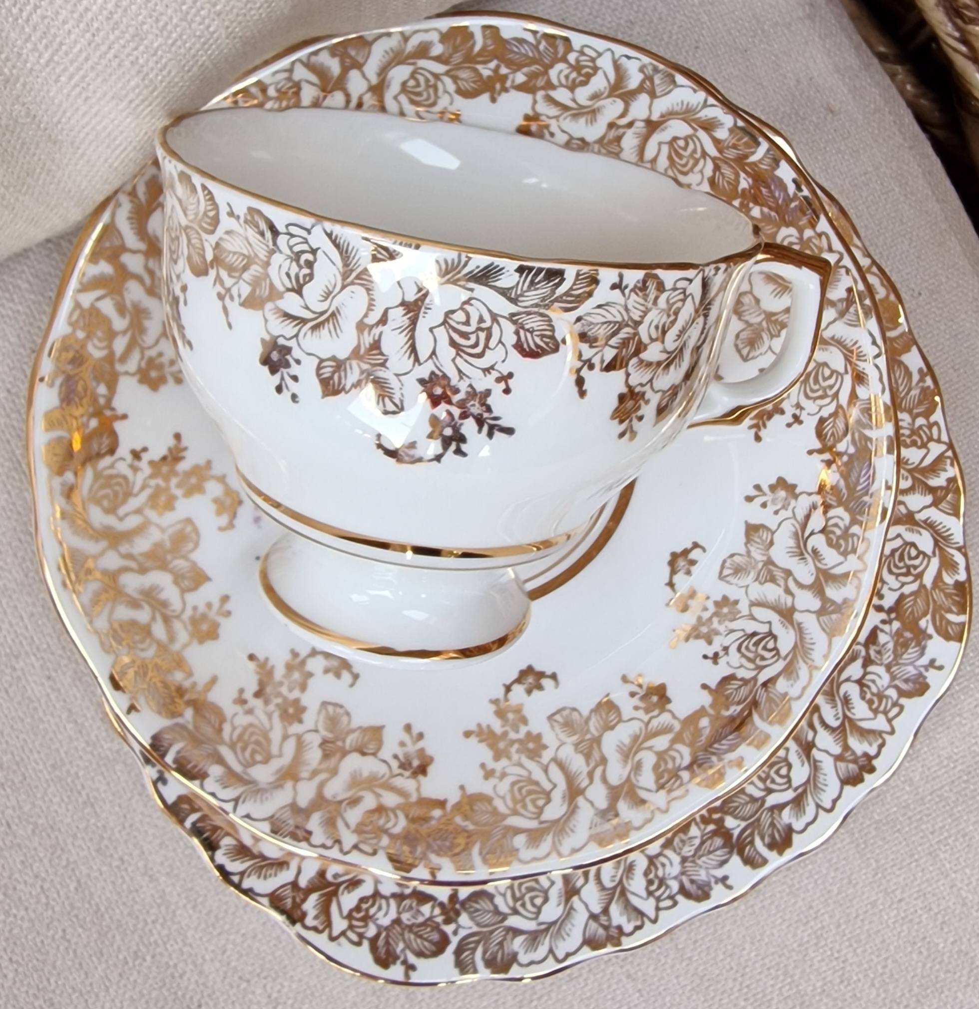 工芸品 ENGLISH FINE BONE CHINA Vintage English Fine Bone China Trio - White With Gilt