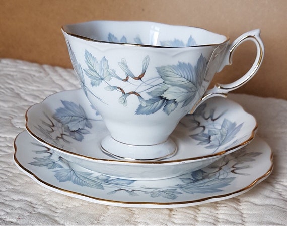 クラシックなシルバーメープル柄のロイヤルアルバートトリオ。 - Etsy 日本