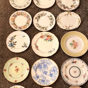 Selezione di 6 piatti o piattini da tè inglesi in bone china