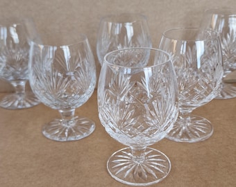 6 zabytkowych małych kieliszków do brandy z kryształu Royal Doulton. W klasycznym wzorze Juno.