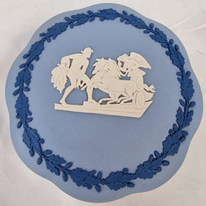 Pudełko z pokrywką Wedgwood Jasperware w kolorze niebieskim i białym, vintage, ciemnoniebieska obwódka