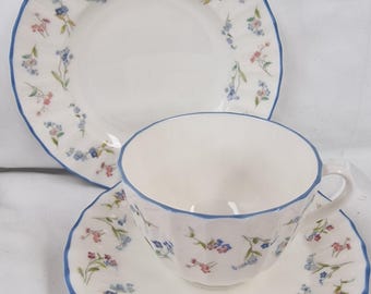 Juego de tres piezas de porcelana fina Royal Worcester con estampado de flores en tonos pastel.