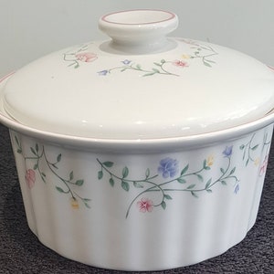 Johnson Brothers Pottery Large,  Lidded Casserole Dish,  From the A La Carte range - Summer Chintz