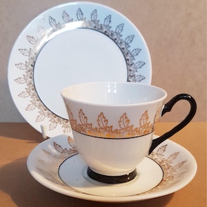 Windsor Gilt et Black trio, tasse, soucoupe et plaque latérale.