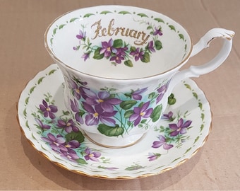 Tasse et soucoupe Royal Albert de la série Fleur du mois, Violets - Février
