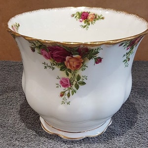 Royal Albert Jardiniere med medelstor fot - Rosor från det gamla landet