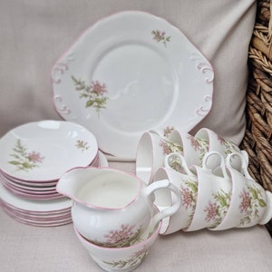Artículos de té de porcelana fina vintage Crown Trent: diseño de pequeñas flores y helechos de color rosa con forma de plumas (elija en el menú desplegable)