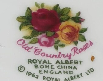 クラシックなオールドカントリーローズ柄のロイヤルアルバートトリオ