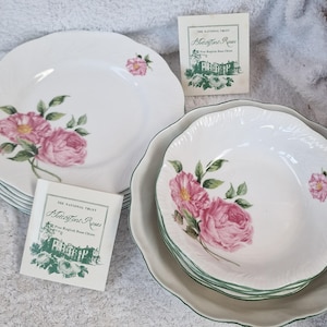 Rosina Bone China, für den National Trust, Auswahl an Tellern und Schüsseln im Mottisfont Rosenmuster.  Bitte aus dem Dropdown-Menü auswählen.