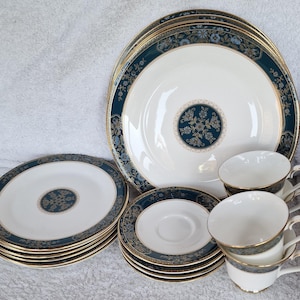 Royal Doulton Fine Bone China Abendessen und Teezubehör - Carlyle H5018 - Blaue Blumen, Goldblätter, Teal Band