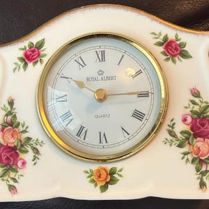 Puede incluir: Un letrero de madera hecho a mano con el texto "Welcome" en una fuente juguetona. El letrero está pintado de blanco con un acabado envejecido y presenta un pequeño corazón decorativo. Mide aproximadamente 30 cm de ancho y 15 cm de alto.