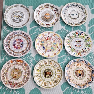 Wedgwood of Etruria Kalendarze Talerze - Lata 70. - Dostępne 8 Różnych