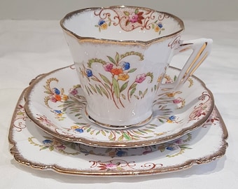 Royal Albert Crown China, Trío Art Decó en diseño de pequeñas flores pintadas a mano.