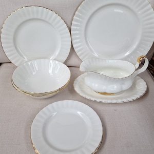 Vintage Royal Albert Bone China Val D&#39;or Muster.  Auswahl an Dinner Artikel.