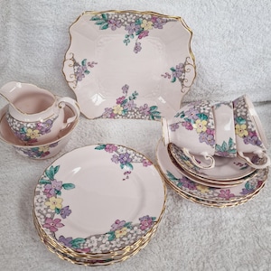 Rosa Royal Tuscan Fine Bone China Teezubehör in einem handgemalten Blumenmuster.  Bitte aus dem Dropdown-Menü auswählen