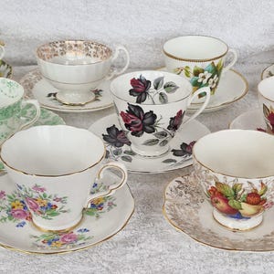 Auswahl an Vintage Bone China Tassen und Untertassen, bitte wählen Sie aus dem Dropdown-Menü.