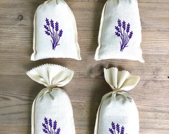 Los mit 4 Lavendelsäckchen, garniert mit Lavandin, wahlweise 4 mit Lavendel oder Zikadenmuster bedruckte Lavendelsäckchen oder handgefertigte Lavendelzweige in der Provence