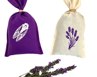 Viele Lavendelsäckchen, nur garniert mit Lavandin, Parfüm, Desinfektionsmittel, Zikade und Lavendelabdrücken, handgefertigt in der Provence, Frankreich