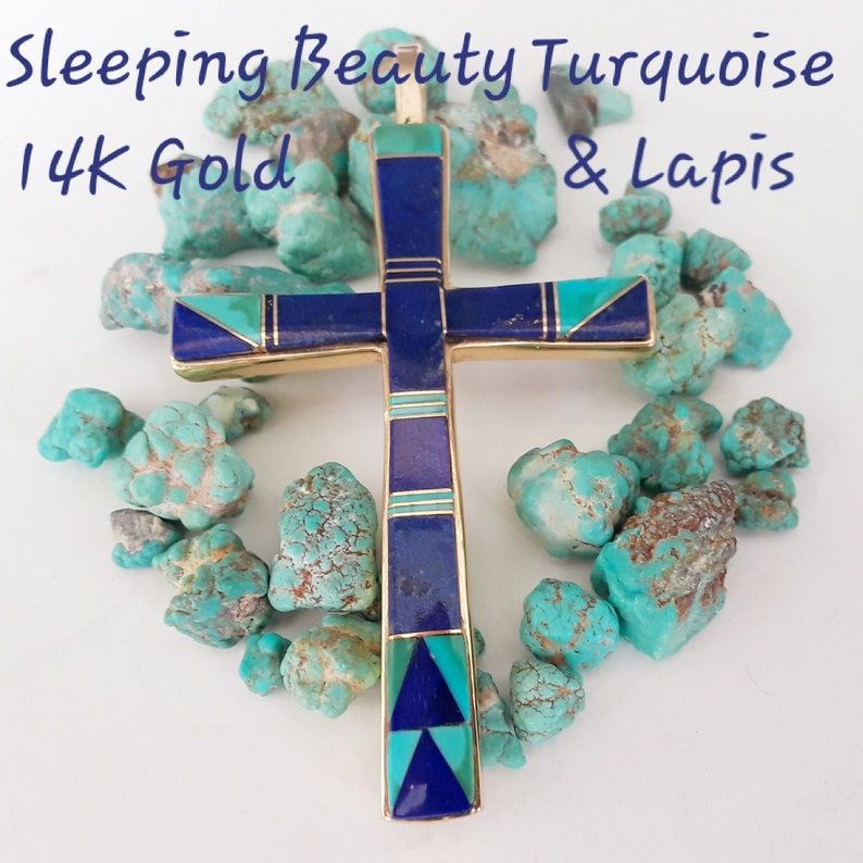 K&ouml;nnte beinhalten: Ein goldener Kreuzanh&auml;nger mit Sleeping Beauty T&uuml;rkis und Lapislazuli. Das Kreuz ist von rohen T&uuml;rkissteinen umgeben. Der Text "Sleeping Beauty Turquoise & Lapis" und "14K Gold" ist im Bild zu sehen.