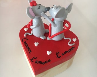 Special Valentine's Day wooden box with 2 little loving mice in fimo