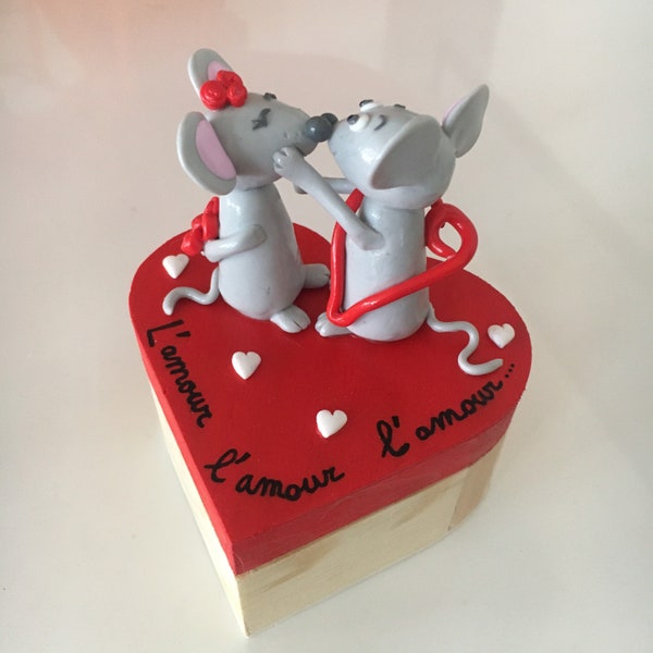 Boîte en bois spéciale saint Valentin avec 2 petites souris amoureuses en fimo