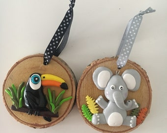 Décoration sur rondin de bois avec animaux en fimo (personnalisable)