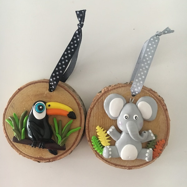 Décoration sur rondin de bois avec animaux en fimo (personnalisable)