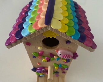 Cabane à oiseaux en bois avec décorations en fimo