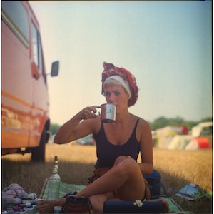 Linda mulher bebendo de um copo na impressão fotográfica analógica 6x6 do festival ozora pronta para enviar