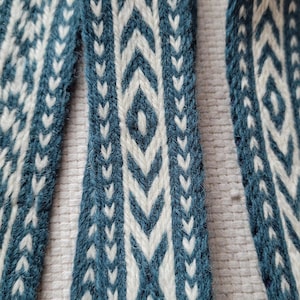 Tablettvävt bälte, tablettväv, tablettvävning, tablettkartvävning, folkdräkt, 100 % ull. Havsblå, Bredd 3,5 cm. Längd 2,21 m.